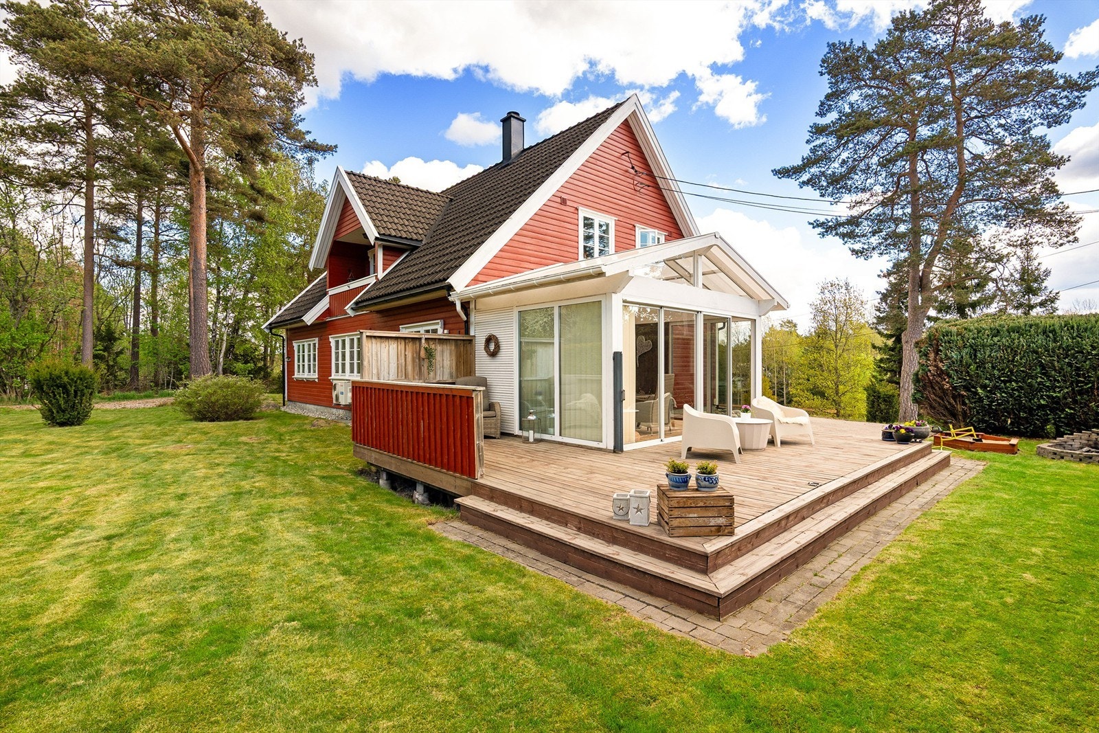 Ny terrasse med hagestue ble oppført rundt 2015/2016. Hagestuen er opplyst å være under 15 kvm. og oppført uten søknad/godkjenning. Fotograf; Kristoffer Kristiansen. Galleribilde