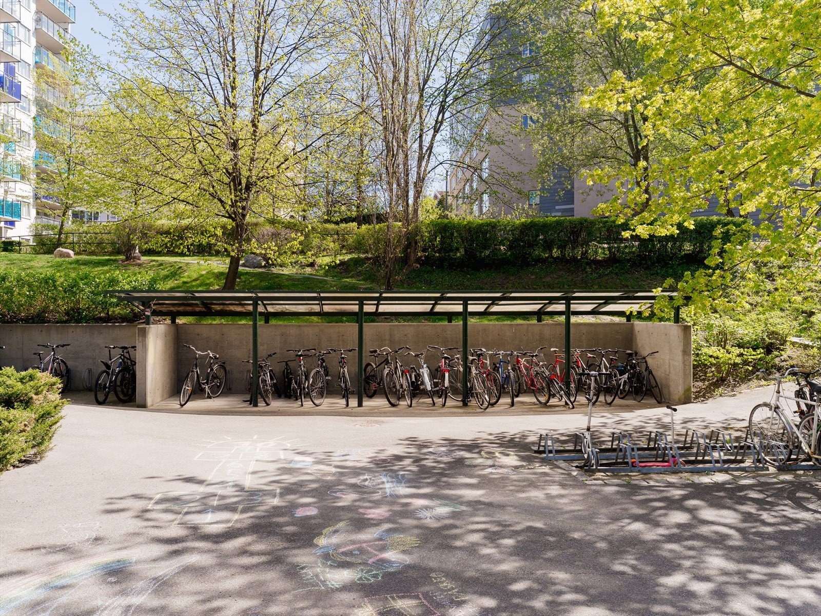 Dersom man ikke benytter bil, er det ideelt at borettslaget har sykkelparkering like utenfor blokken. Galleribilde