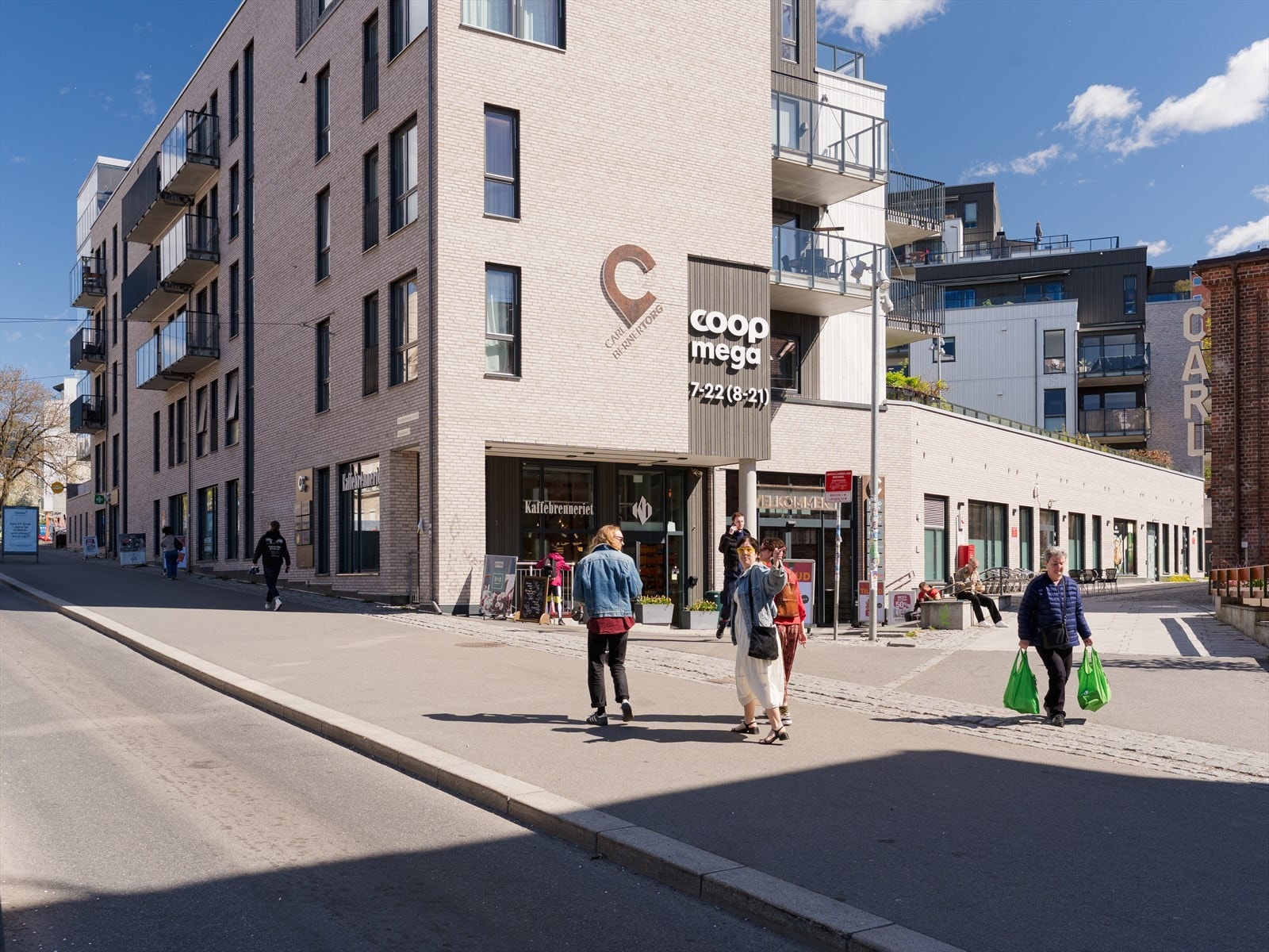 Carl Berner torg byr på gode muligheter for et avbrekk- ta en kaffe hos Kaffebrenneriet eller en matbit på Fly Chicken. Galleribilde