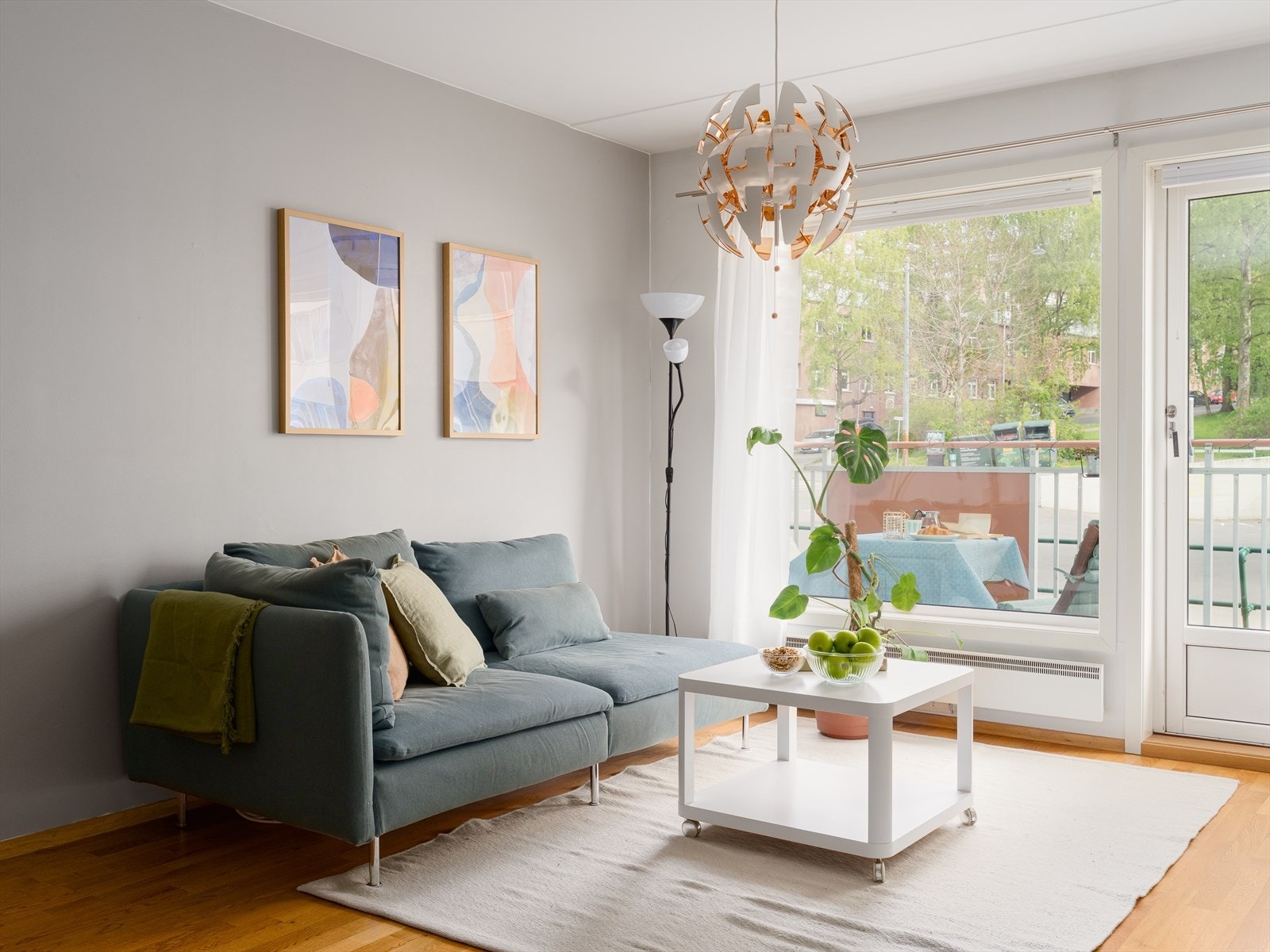 En innbydende og arealeffektiv 2-roms leilighet beliggende i 2. etasje, med gode lysforhold og en luftig atmosfære. Galleribilde