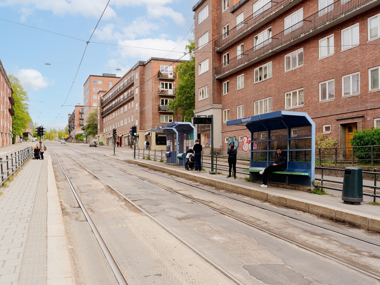 Kort vei til T-bane, trikk og buss gir enkel tilgang til blant annet sentrum, Nydalen, Blindern og Ullevål. Galleribilde