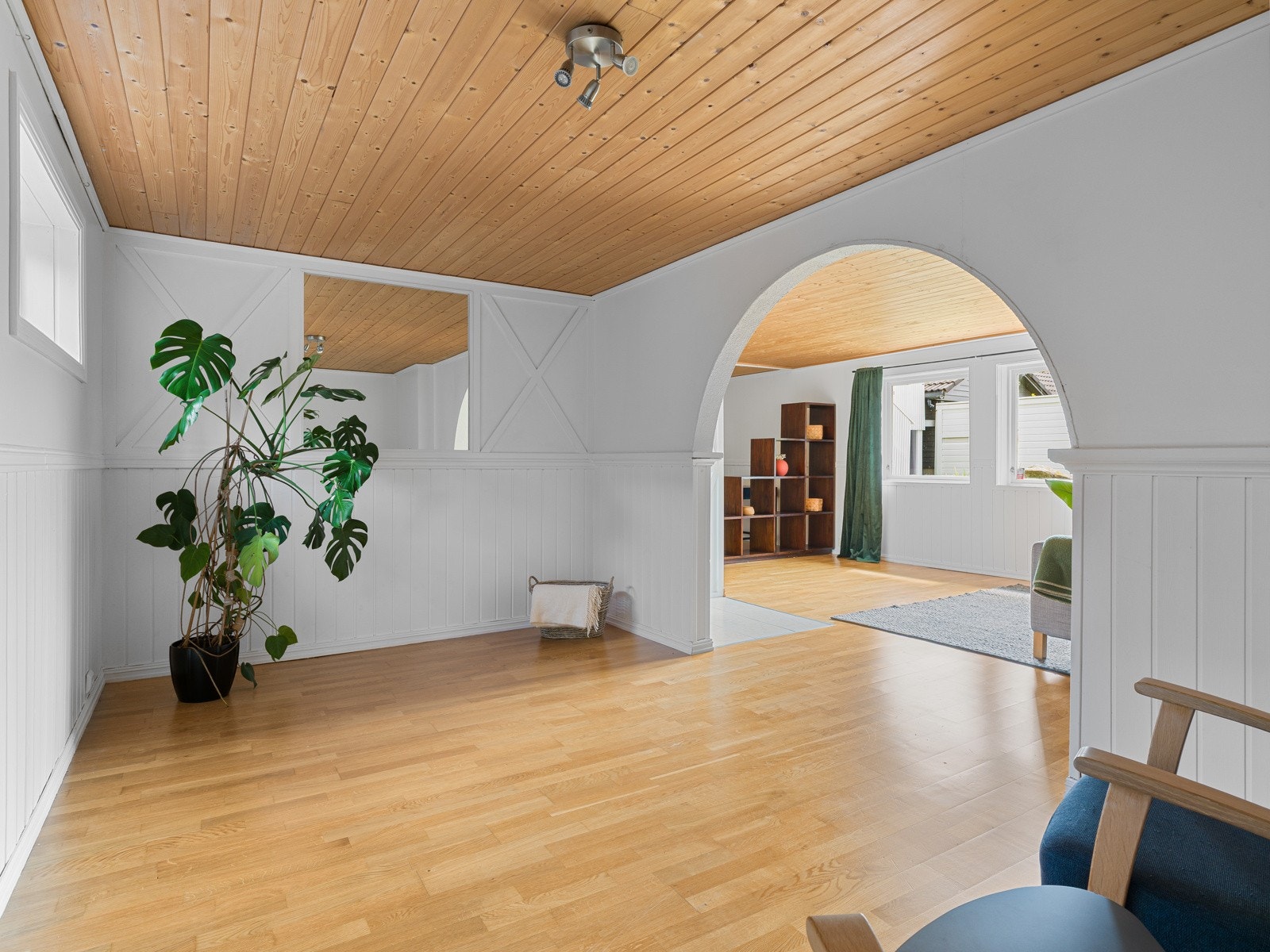 Her er det god plass til sofagruppe og tilhørende møblement, noe som skaper en lun og behagelig atmosfære. Galleribilde