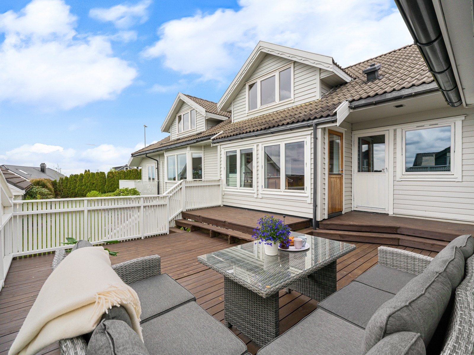 Fra kjøkken og hovedsoverommet har man utgang til boligens uteområde. Galleribilde