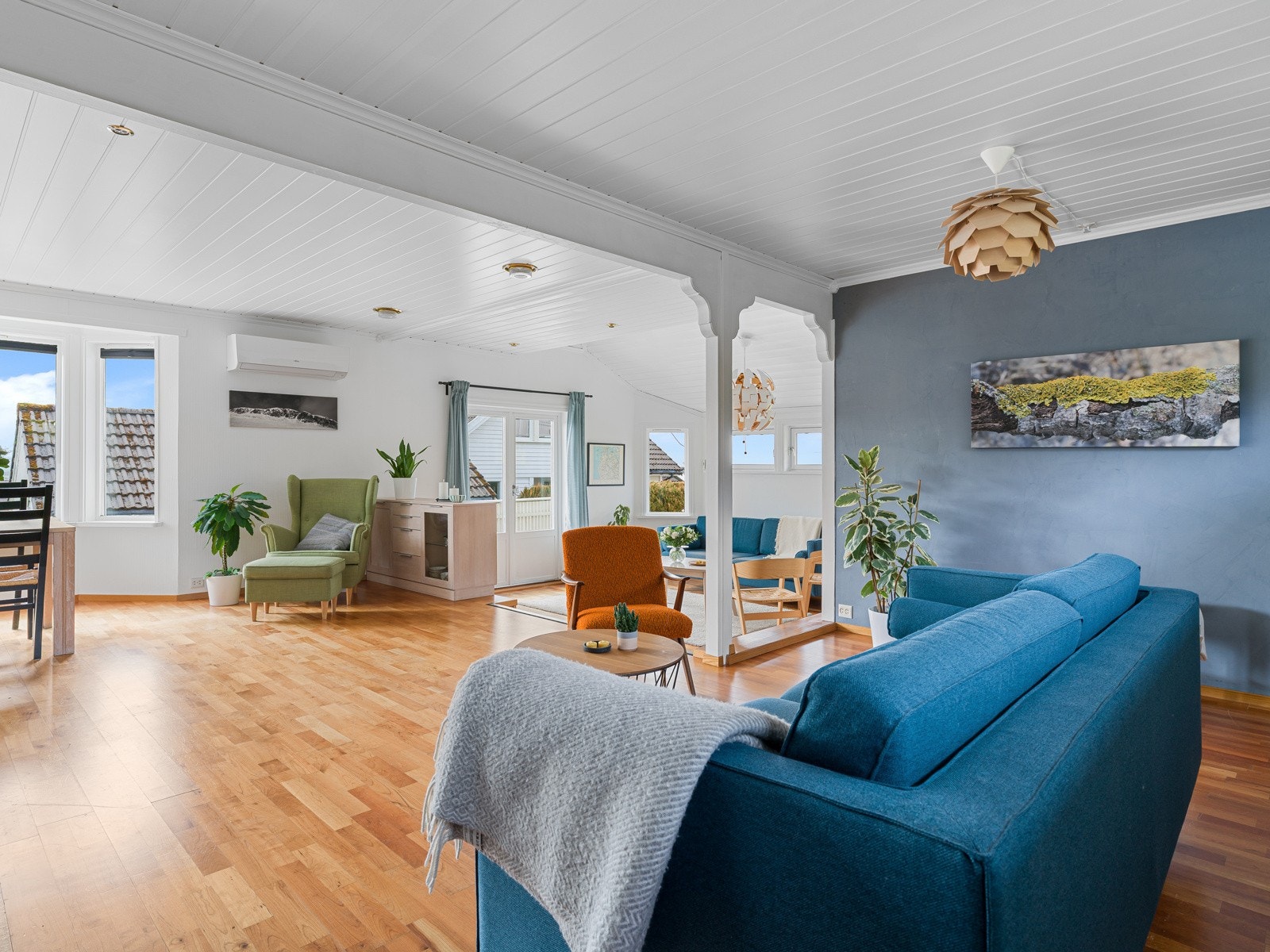 Rommet har store vindusflater som slipper inn godt med naturlig dagslys Galleribilde