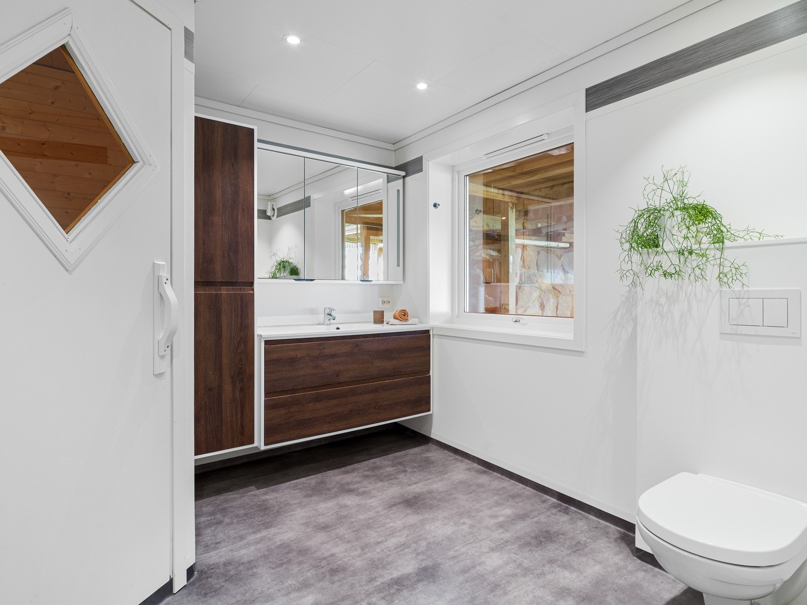 Badet i kjeller har belegg på gulv og vegger. Badet ble renovert i 2019 og fremstår funksjonelt og oppdatert. Galleribilde