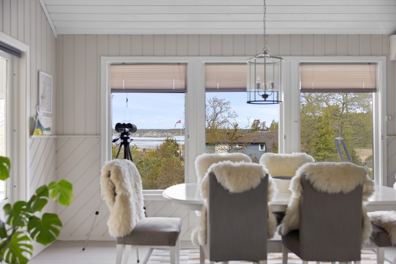 Også fra stuen har du god utsikt til sjøen Galleribilde