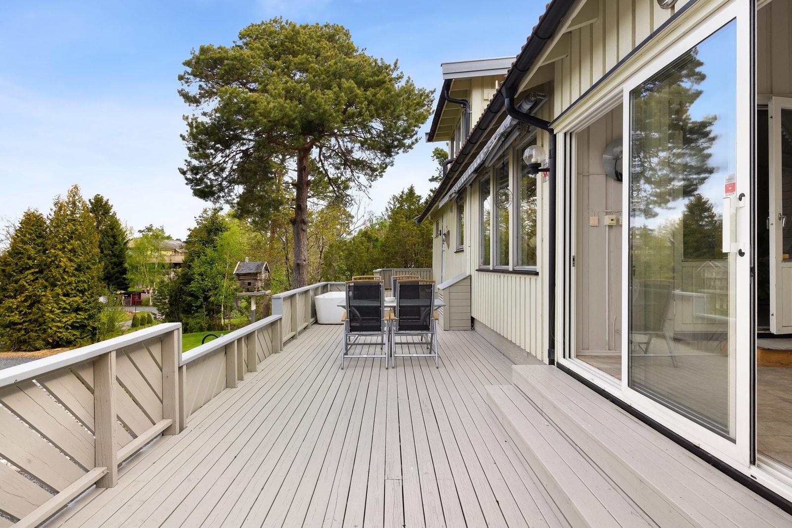 Stor, vestvendt veranda med kveldssol Galleribilde