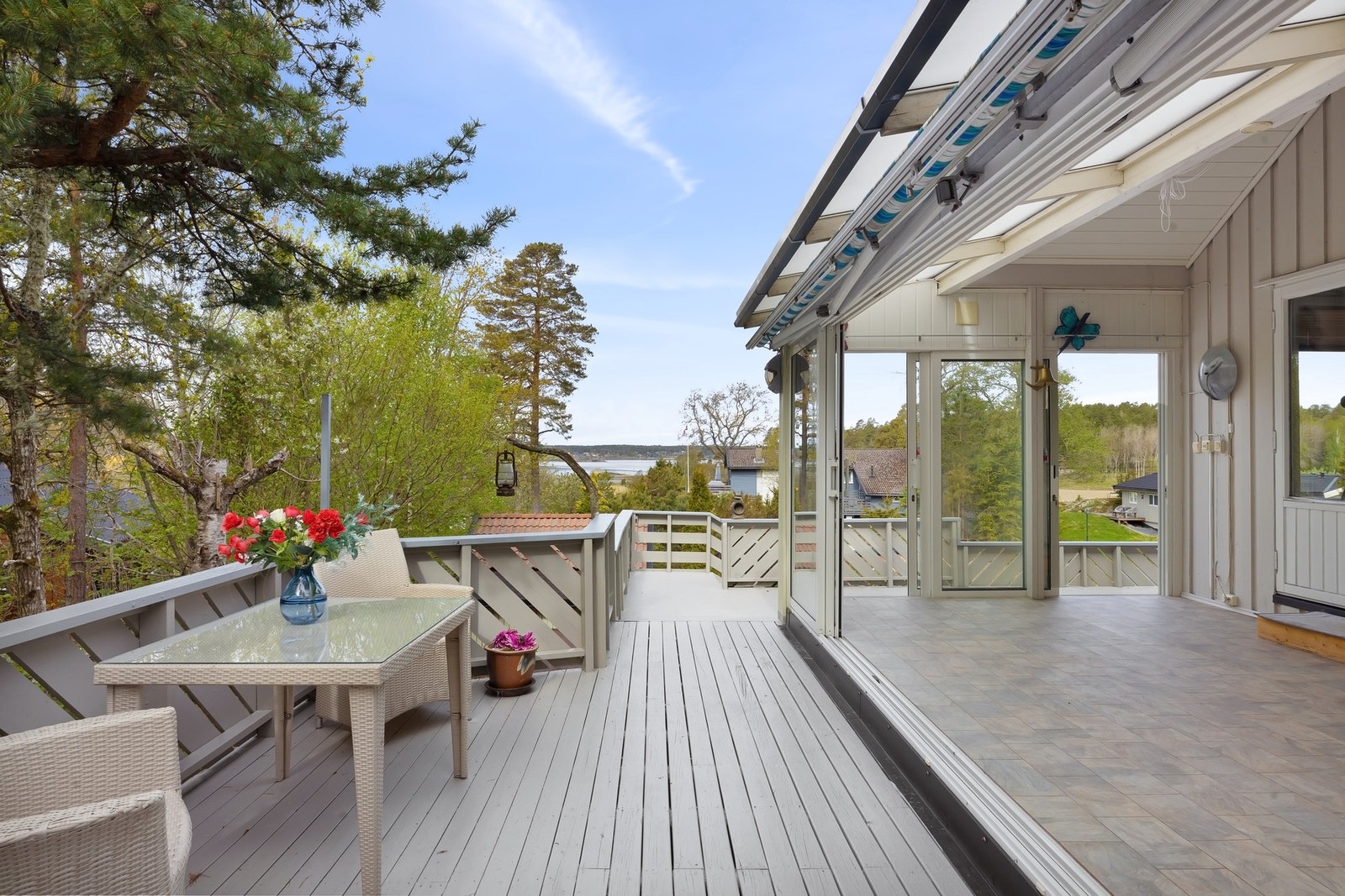 Det er også en innglasset veranda hvor man kan trekke inn på sommerkveldene Galleribilde