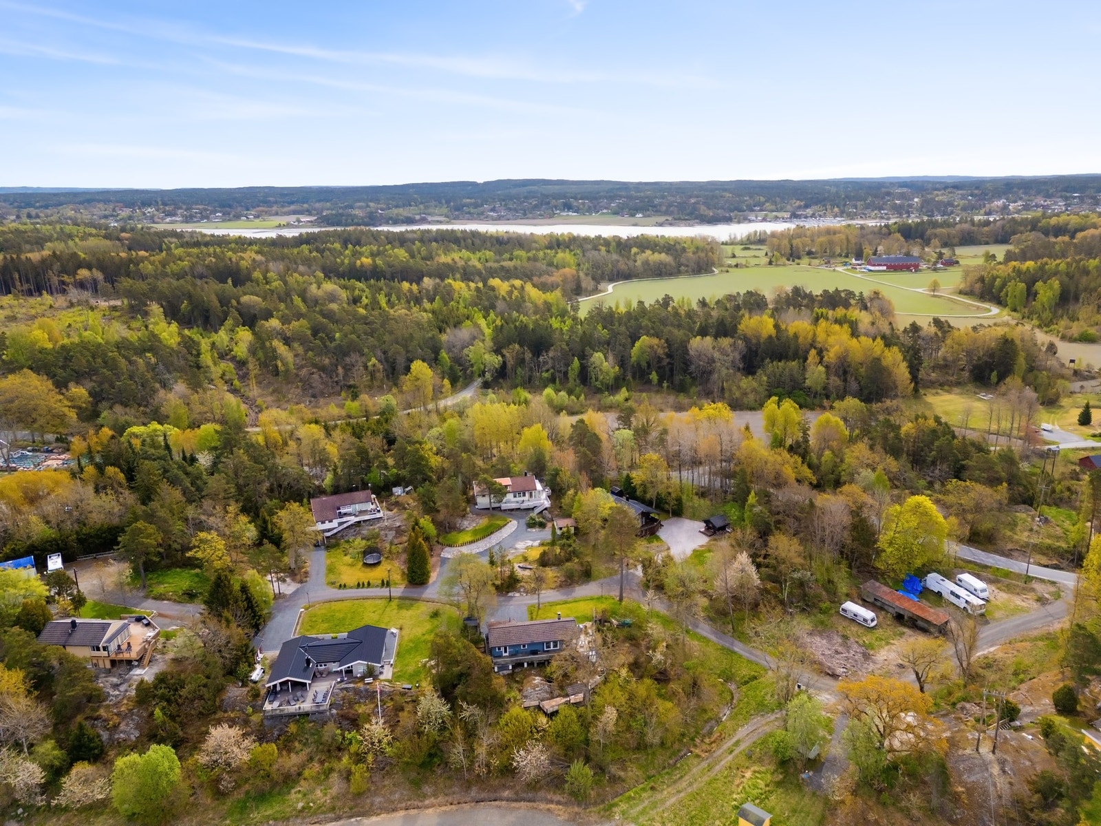 Nordre Eikelund 3 ligger i et rolig og naturnært område med kort vei til sjø, turområder og servicetilbud Galleribilde
