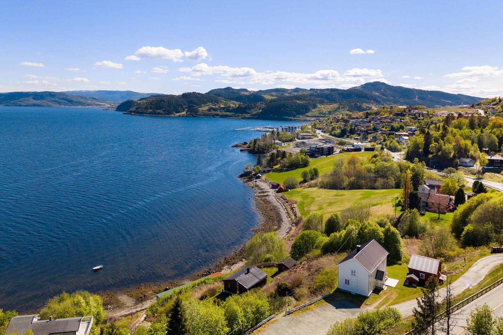 Boligen ligger i et etablert og rolig hytteområde med kort avstand til både kollektivtilbud og sentrumsfunksjoner. Kun 2 kilometer fra boligen finner man både barne- og ungdomsskole, matbutikk og idrettsanlegg. Galleribilde