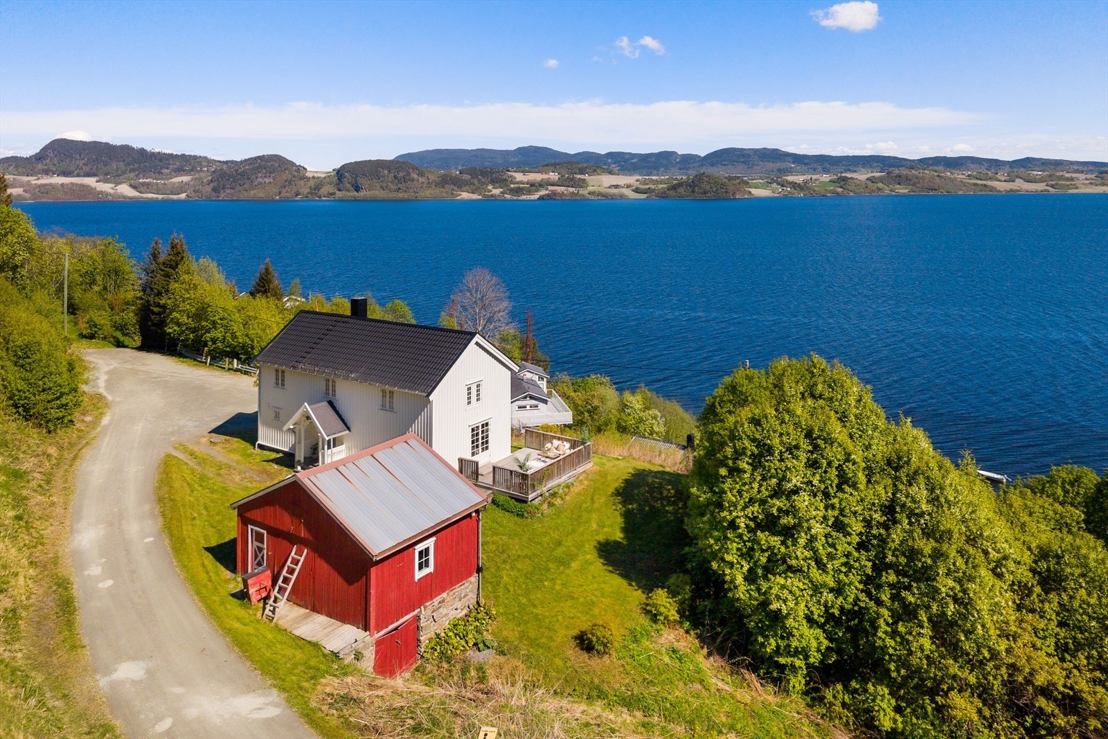 Tomten på ca. 579 kvm med storslått utsikt over Trondheimsfjorden er pent opparbeidet med gårdsplass, hageområde og et praktisk uthus med gode muligheter for hobbyentusiasten. Galleribilde