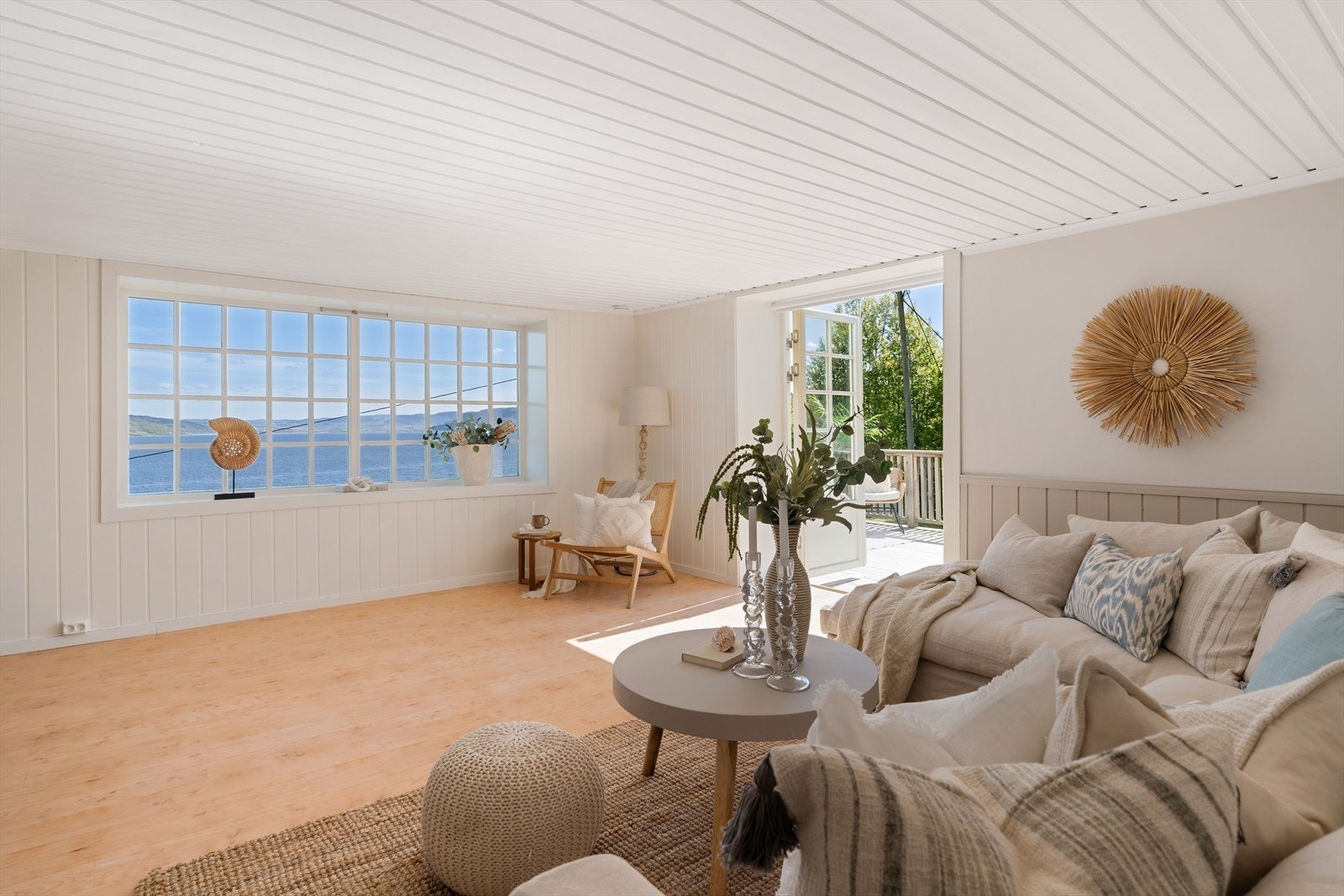 Her har det vært god plass til besøk av familie og venner. Med nydelige uteområder og badestrender i gangavstand har det blitt brukt mye tid utendørs, for både store og små. Galleribilde
