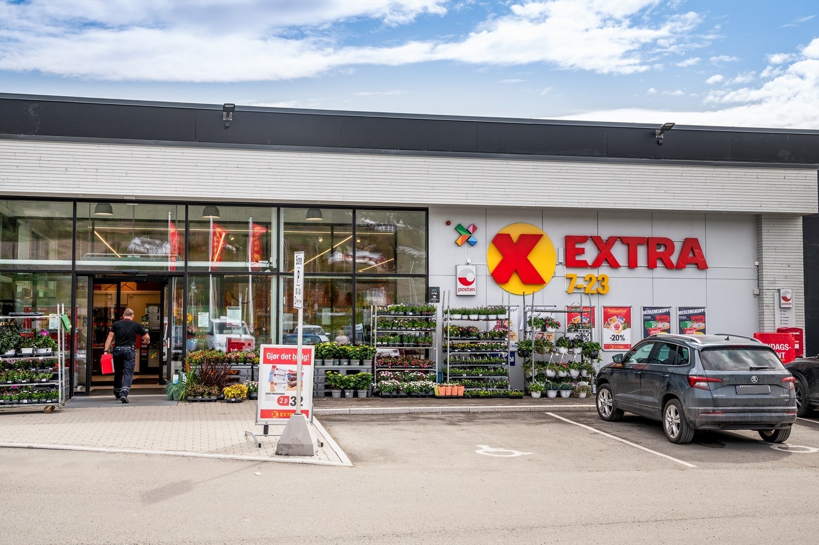 Børsa sentrum befinner seg kun 2,0 km eller 3 minutter med bil fra boligen. Her har man de fleste fasiliteter man trenger i det daglige. Blant annet en nyere Coop Extra med post-i-butikk, apotek, bensinstasjon, pizzarestaurant, treningssenter mm. Galleribilde