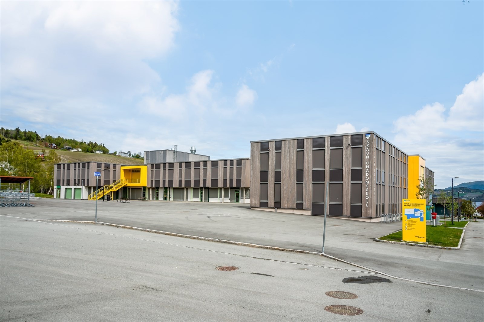 Boligen sogner til Børsa barneskole og Skaun ungdomsskole, som er beliggende i nærheten av hverandre med store friluftsområder. Barneskolen har tilknyttet SFO-ordning. Begge skolene er lokalisert i Børsa sentrum og har enkel tilgang med bil og buss. Galleribilde