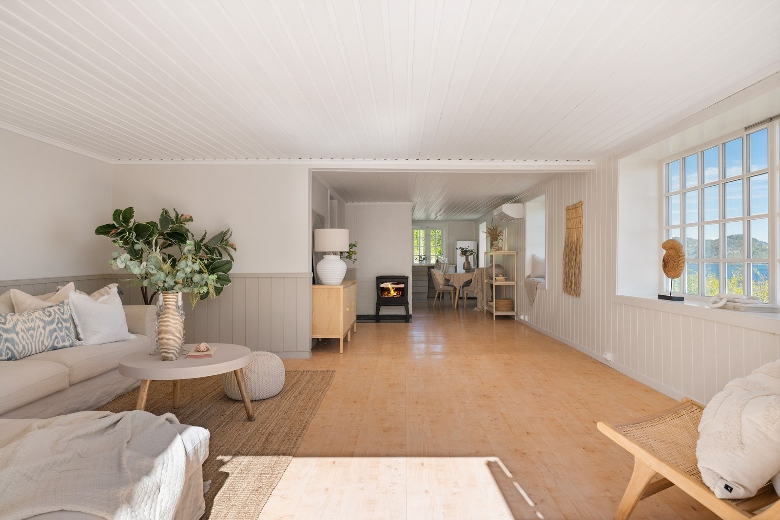 Boligen er utstyrt med varmepumpe og vedfyring for et godt og lunt inneklima. Galleribilde