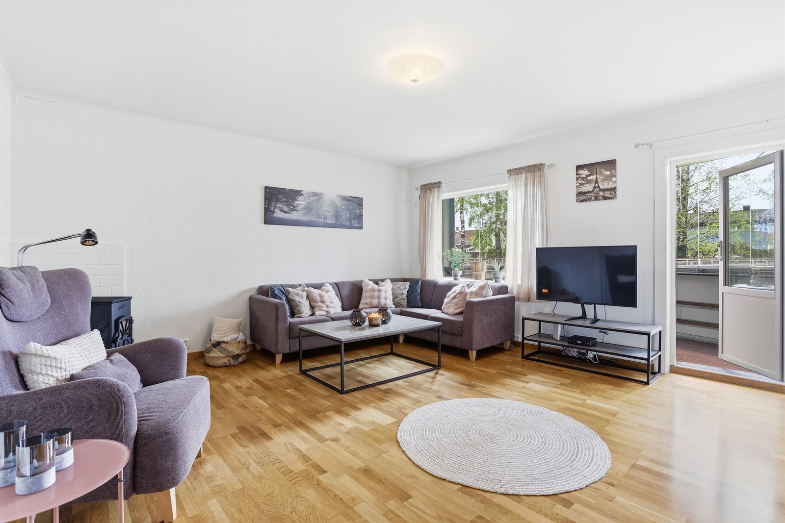 Romslig stue med god plass til innredning av sofa og spisebord. Sentralt i rommet er det montert en nyere og moderne vedovn (2024). Galleribilde