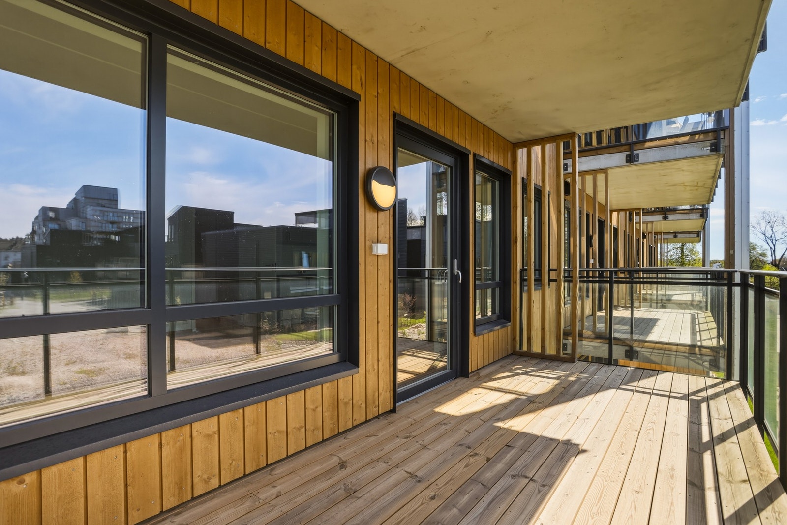 Terrassen er overbygd og er vendt i retning vest. Her kan man nyte sol og varme på fine dager. Galleribilde