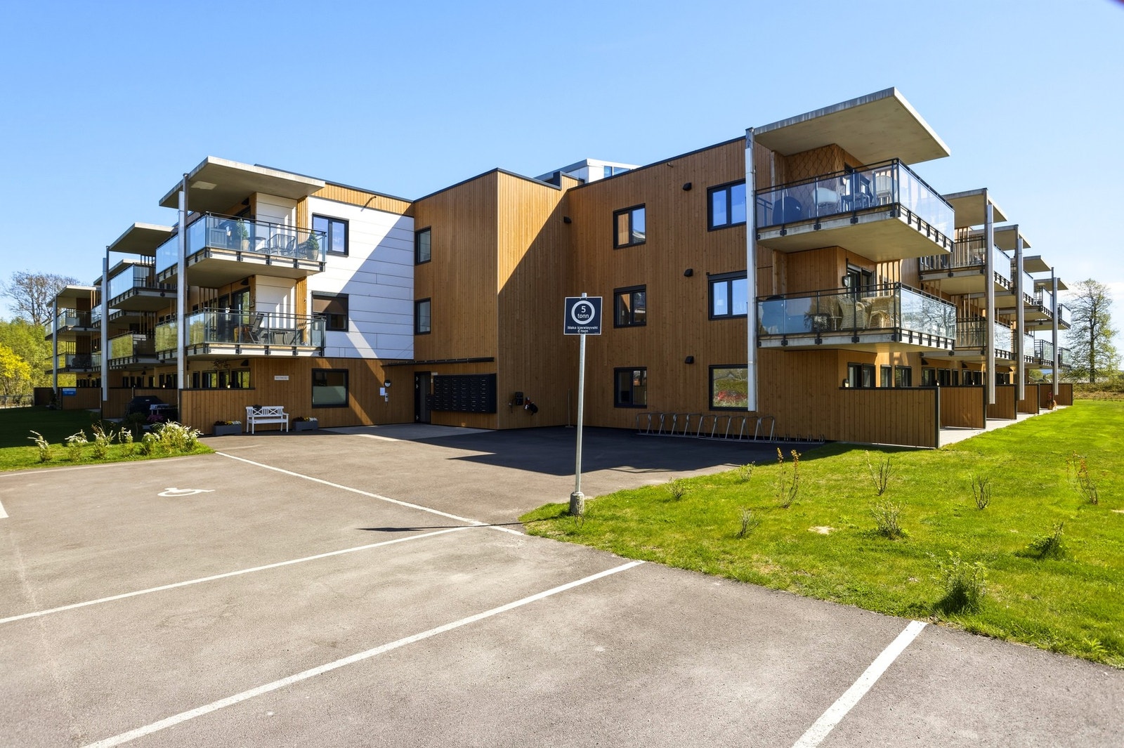 Det er godt med gjesteparkering utenfor hovedinngangen. Galleribilde