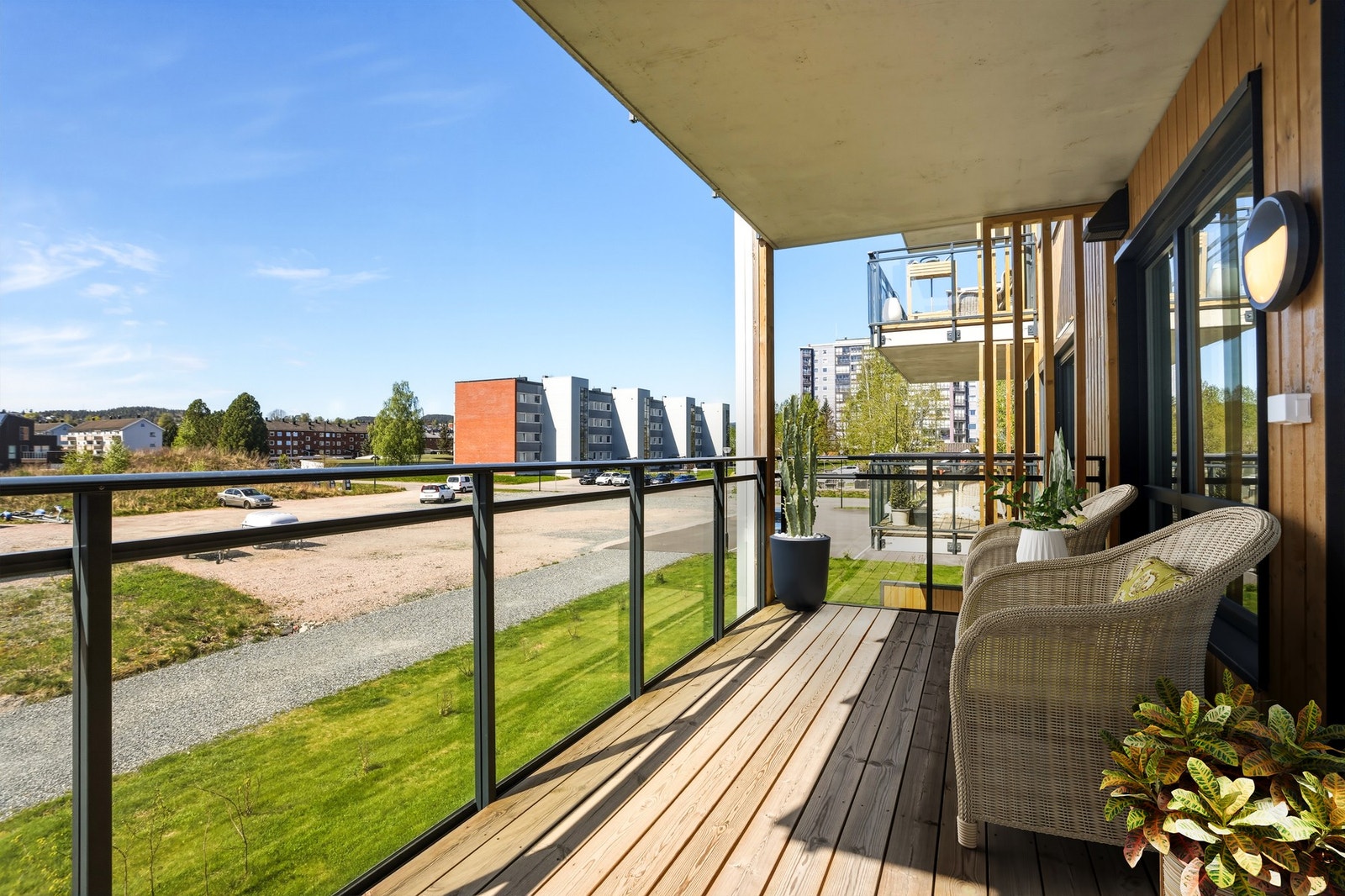 Ja takk, begge deler! I Boverian får du i både pose og sekk. Du har en flott, privat vestvendt uteplass på egen terrasse på den ene siden, samt at man har tilgang til en drøm av en hage på andre siden. Bildet er både tatt og digitalt stylet av THT foto. Galleribilde