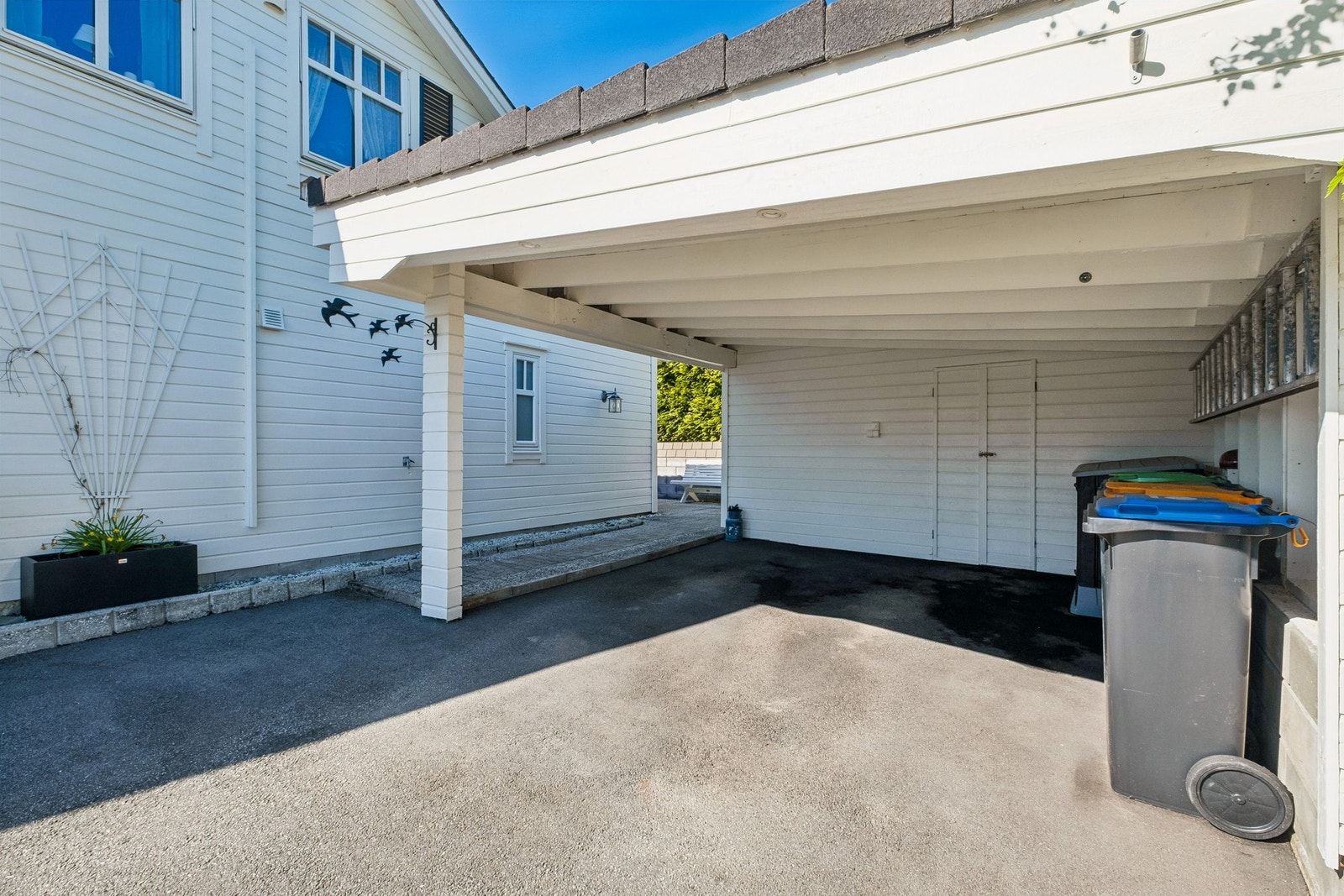 Carport med utebod i bakkant på 7 kvm. Parkeringsarealet i carporten er på 18 kvm (ikke omsøkt - se salgsoppgave for mer informasjon). Galleribilde
