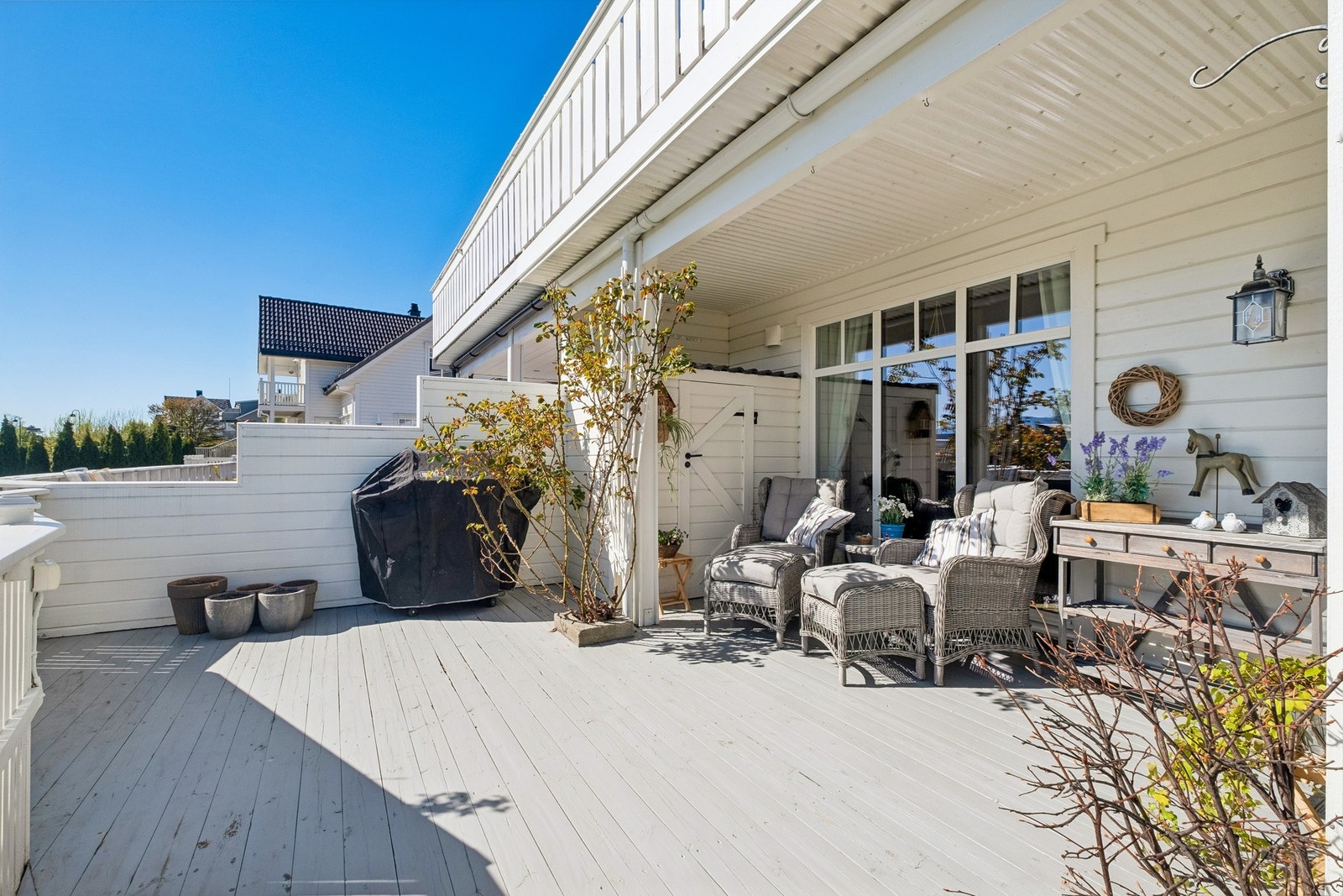 Terrassen gir deg friheten til å innrede med loungestoler, grillen og ønsket sittegruppe. Galleribilde