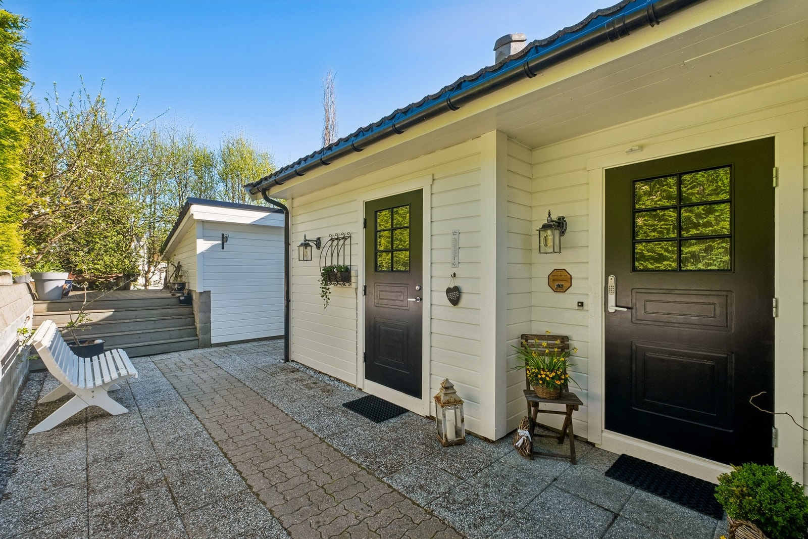 Et overbygd og pent inngangsparti som binder boligens funksjoner sammen, med egen inngang til både entré og vaskerom. Galleribilde