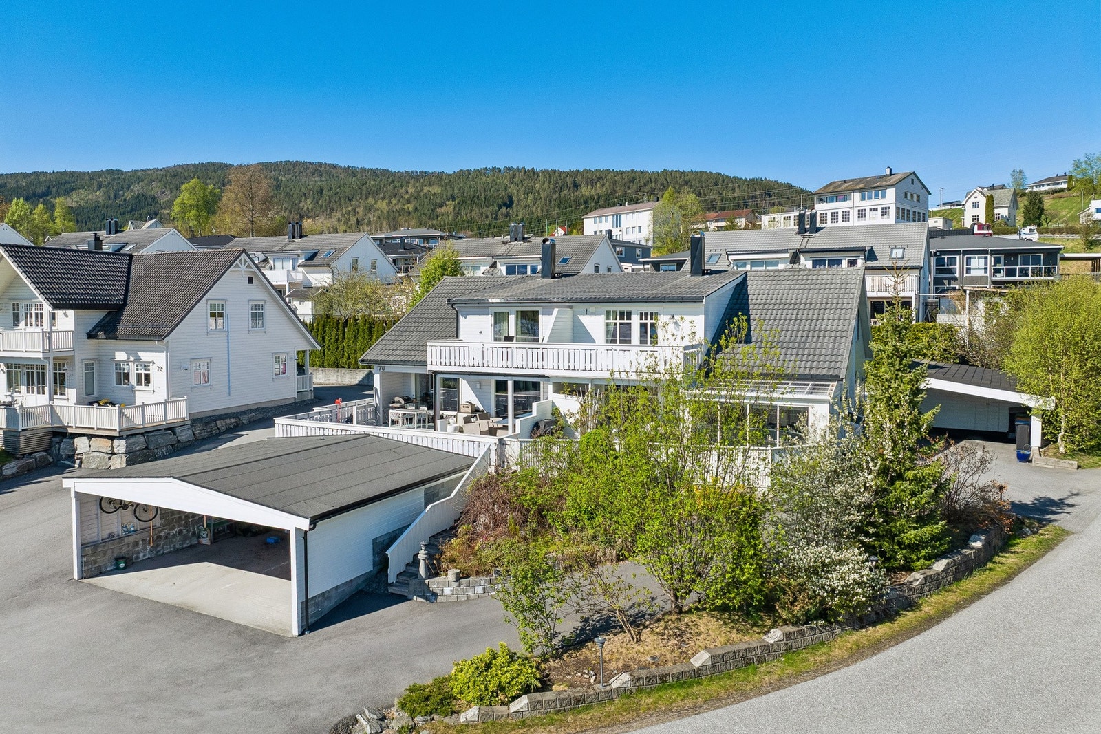Dette er en fin og velholdt halvpart av tomannsbolig i populære Olivermarka - Galleribilde