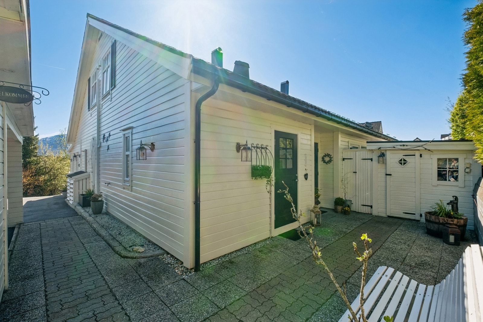 Frittstående utebod på 6 kvm, boden er utstyrt med hyller. God plass til lagring. Galleribilde