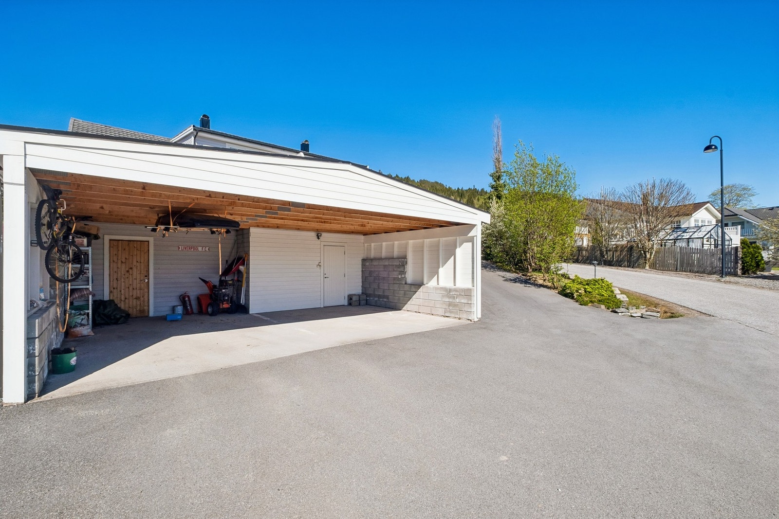 Felles carport med nabo. Denne enhetens carport har et parkeringsareal på 19 kvm og en bod i bakkant på 9 kvm. Galleribilde