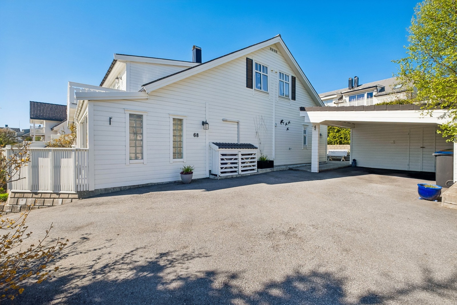 Det er godt med parkeringsmuligheter på asfaltert gårdsplass. Galleribilde