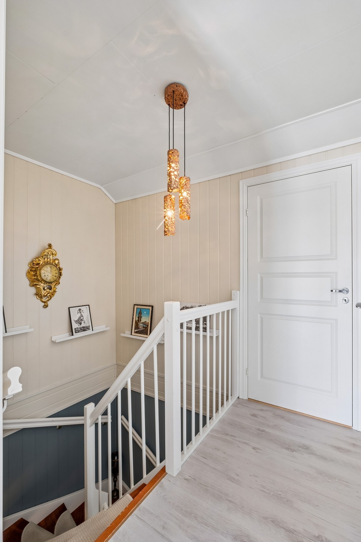 Vi beveger oss videre opp til loftsetasjen i boligen, hvor vi finner loftstue, to soverom, bad og bod. Galleribilde