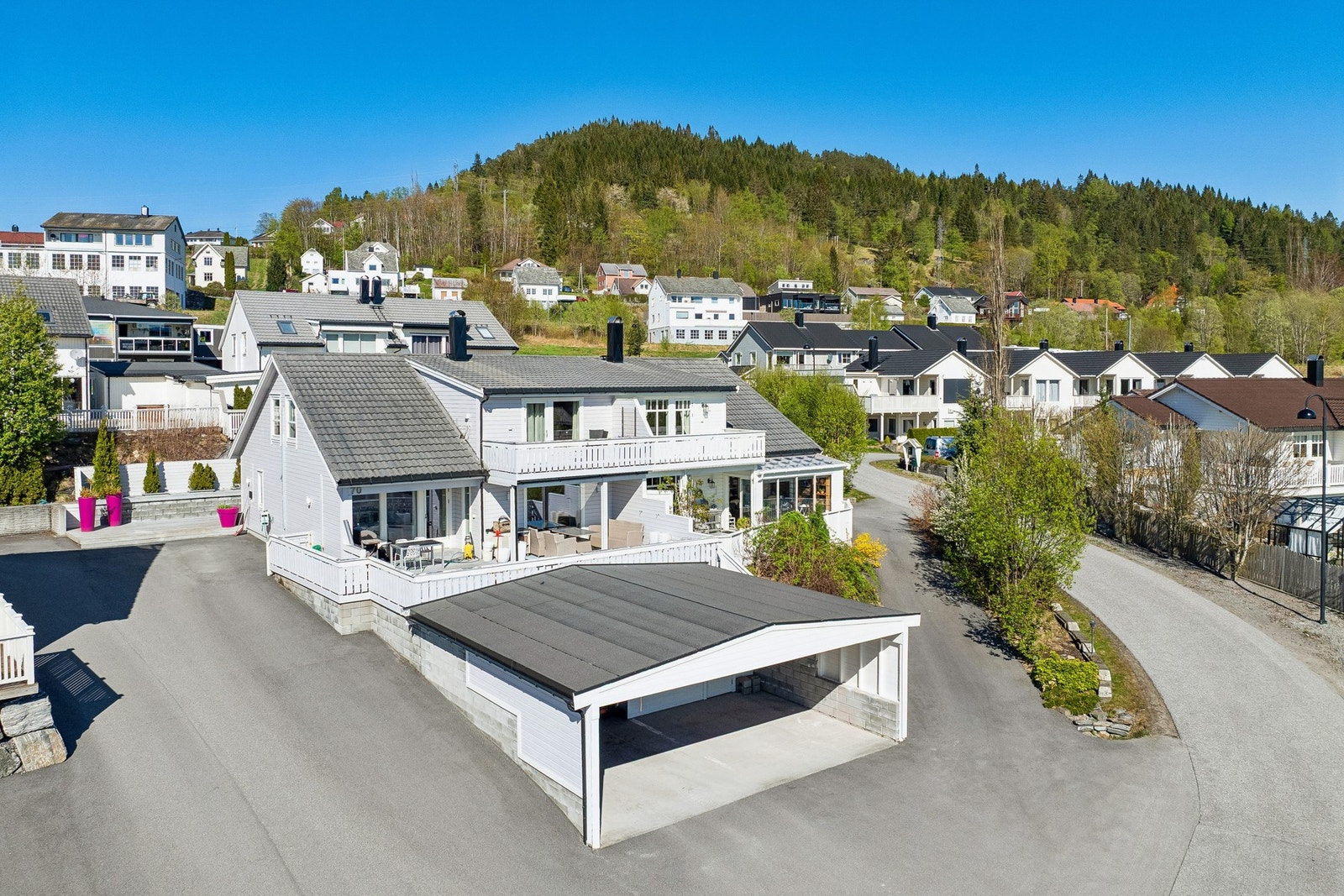 Du har kort vei til skole, barnehage, idrettsanlegg, dagligvare, busstopp og fint turterreng. Galleribilde