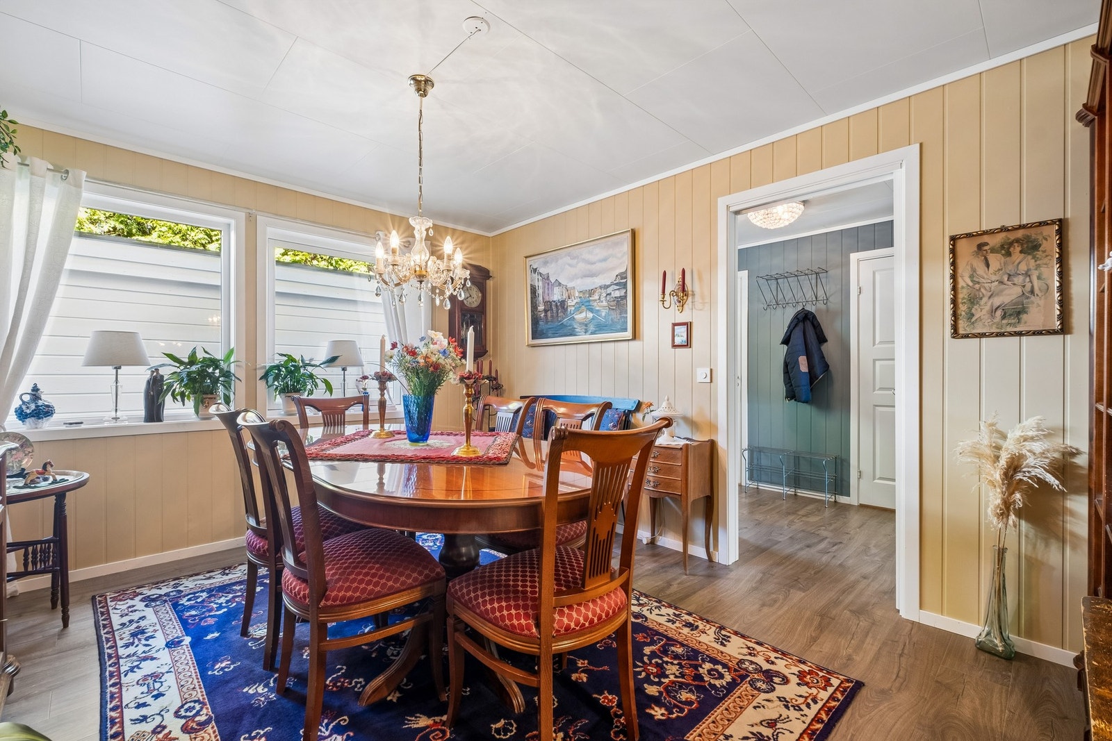 Spisestue i hovedetasjen. Opprinnelig boligens hovedsoverom med tilhørende garderobe/bod. Galleribilde