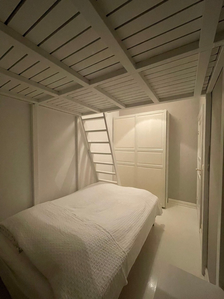 Det er også god plass til stor seng under hemsen hvis ønskelig Galleribilde