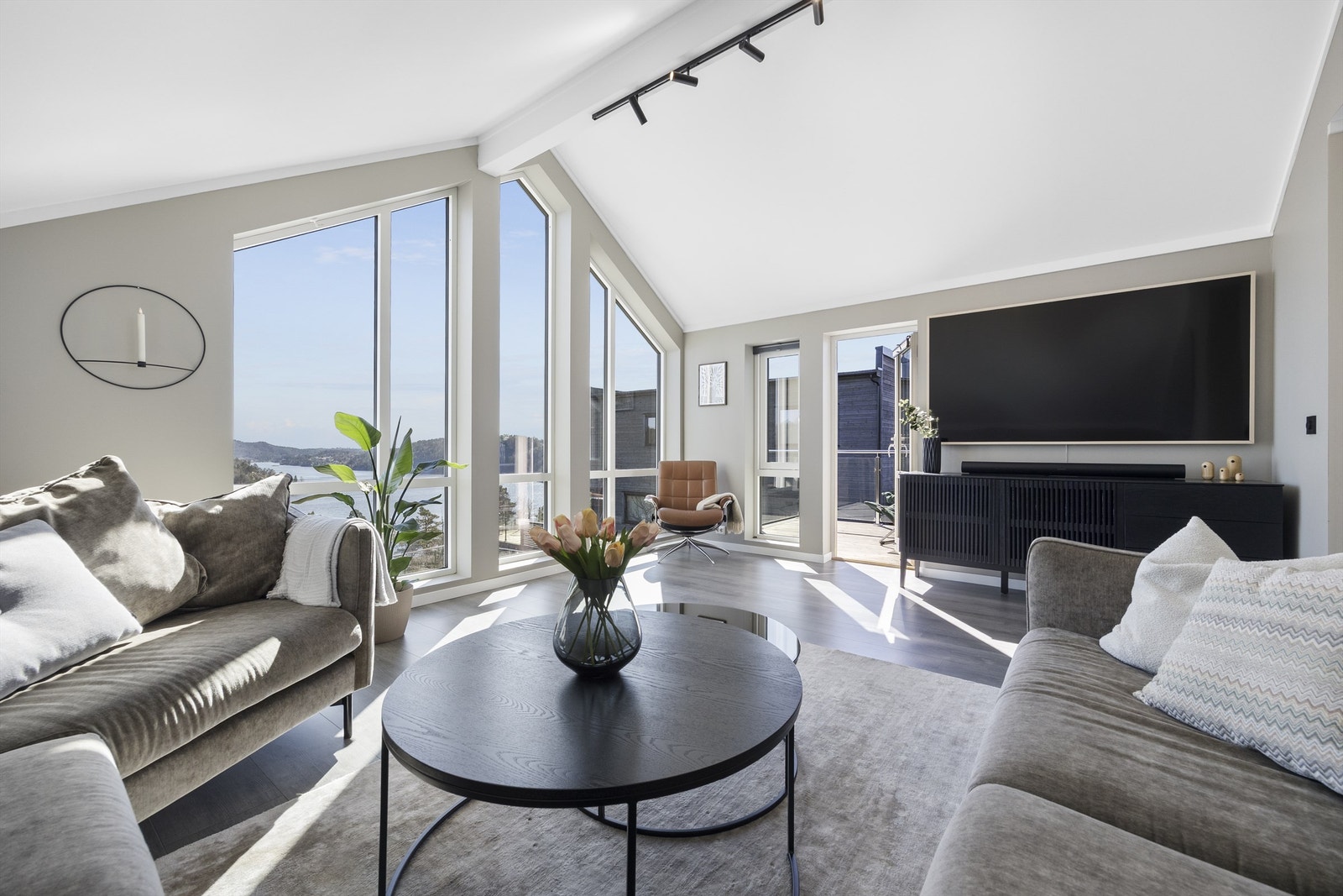 Fra loftstuen er det utgang til en balkong på 7 m², med rekkverk i glass for uhindret sikt. Galleribilde