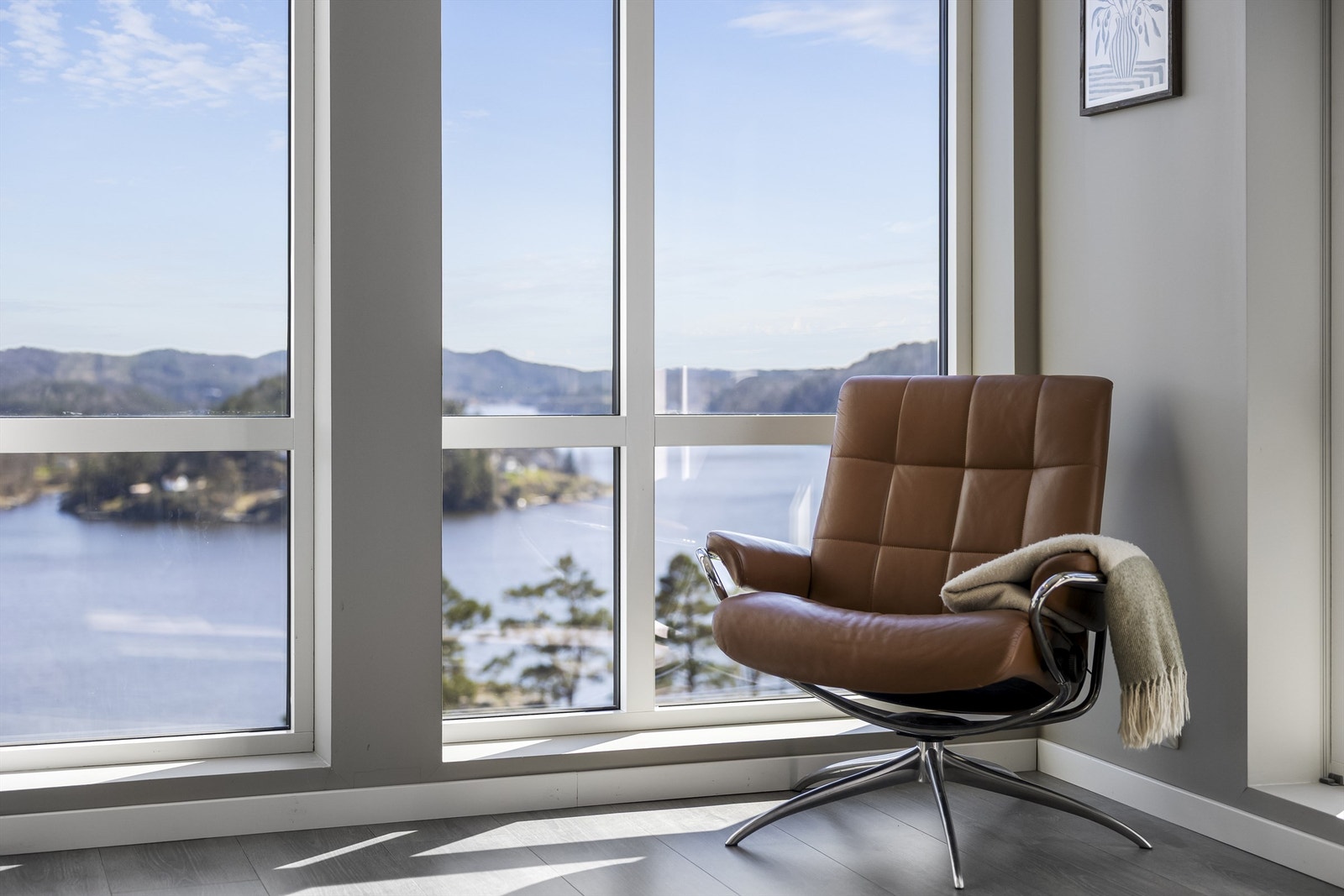 Utsikten kan nytes fra flere steder i boligen, både inne og ute. Galleribilde