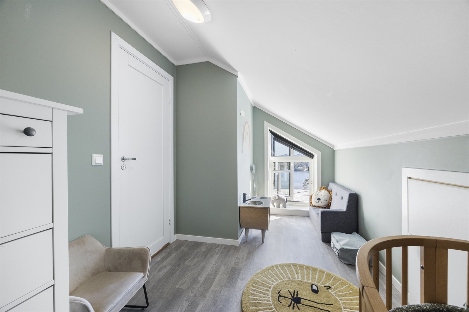 Loftsetasjen er godt utnyttet med arealer som egner seg for lek eller en liten lesekrok. Galleribilde