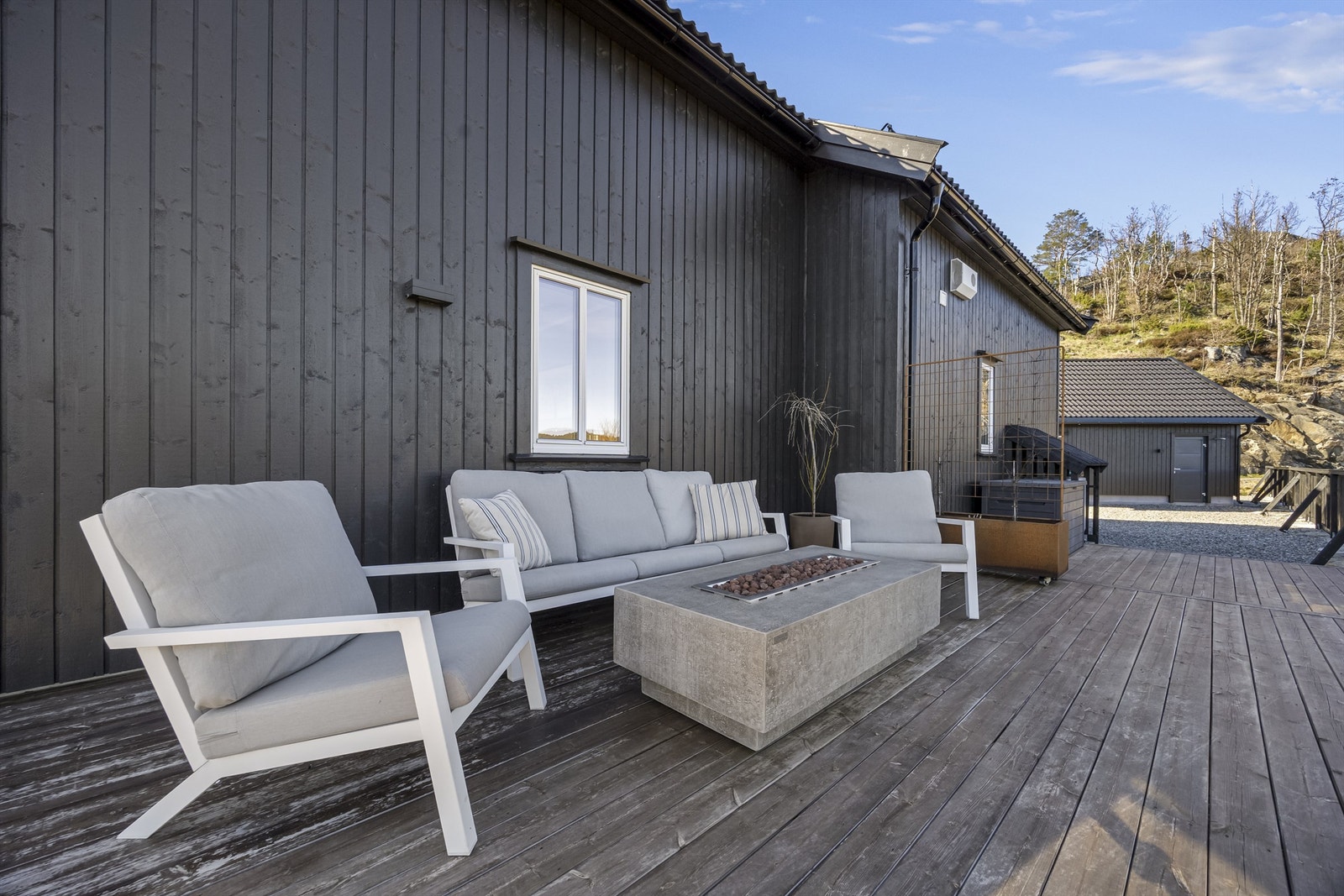 Uteområdet er lettstelt og pent opparbeidet med flere soner. Galleribilde