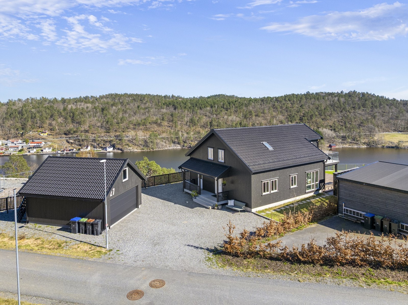Eiendommen ligger høyt og fritt i et etablert og barnevennlig boligområde på Tangenheia. Det er ferdigattest på både hus og garasje. Galleribilde