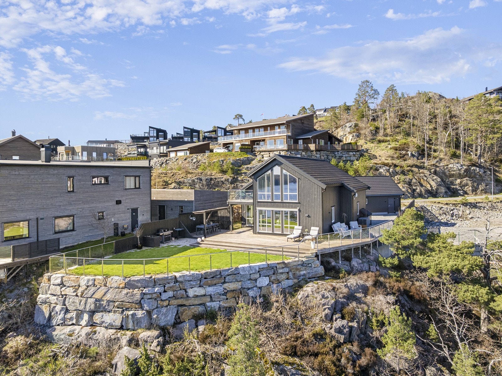 Eiendommen er pent opparbeidet med forstøtningsmurer i naturstein som rammer inn tomten. Galleribilde