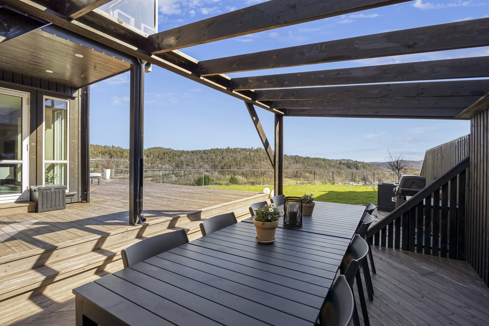 En del av terrassen har en pergola som skaper en lun og definert sone for utendørs spiseplass. Galleribilde