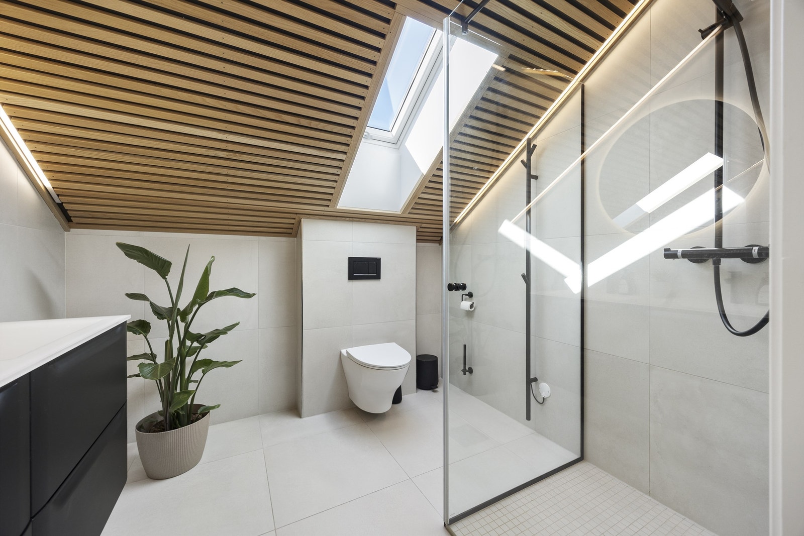 Badet i loftsetasjen ble etablert i 2021 og har et eksklusivt preg med spilehimling og takvindu. Galleribilde