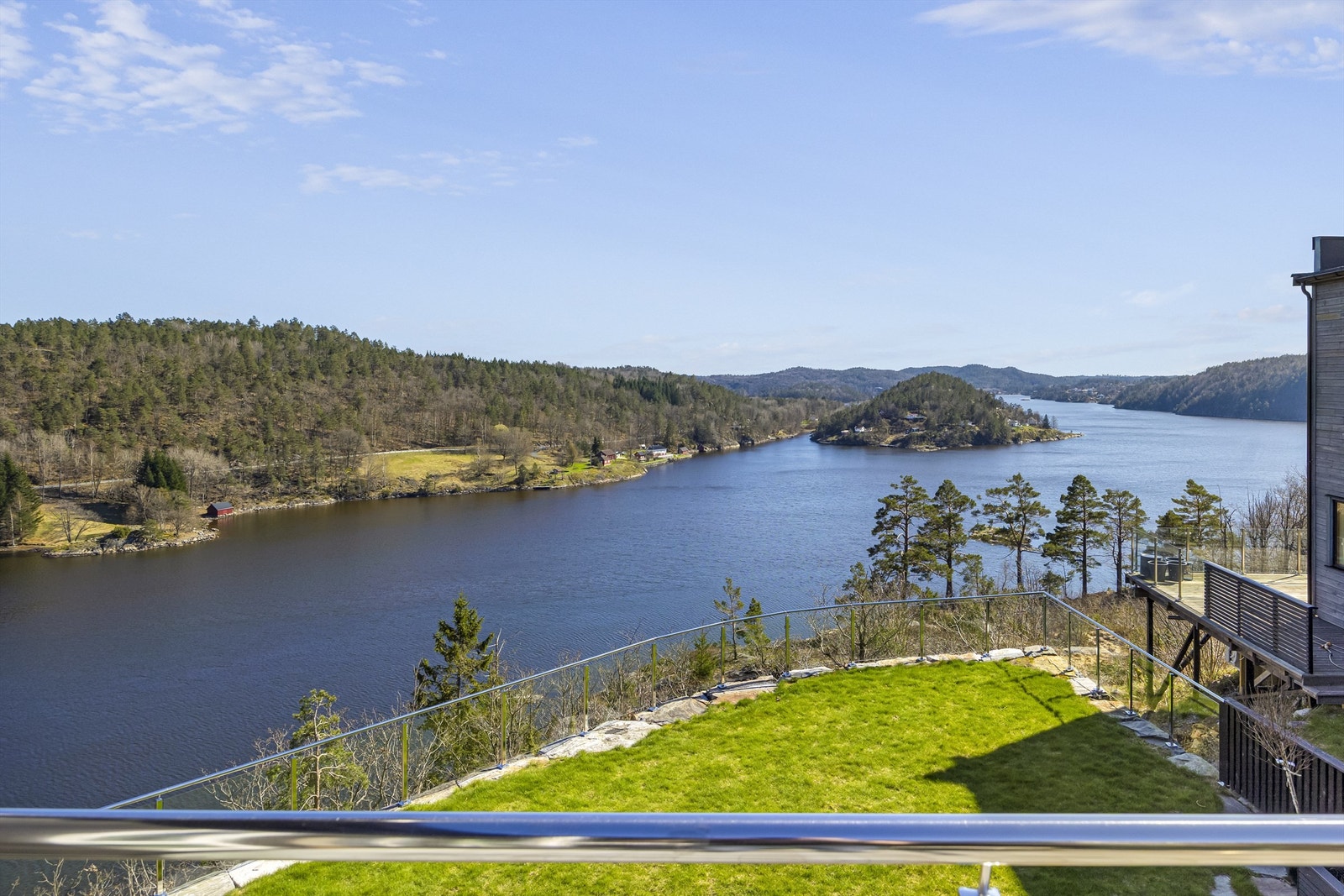 Fra balkongen i loftsetasjen har man fritt skue over fjorden og gode solforhold. Galleribilde
