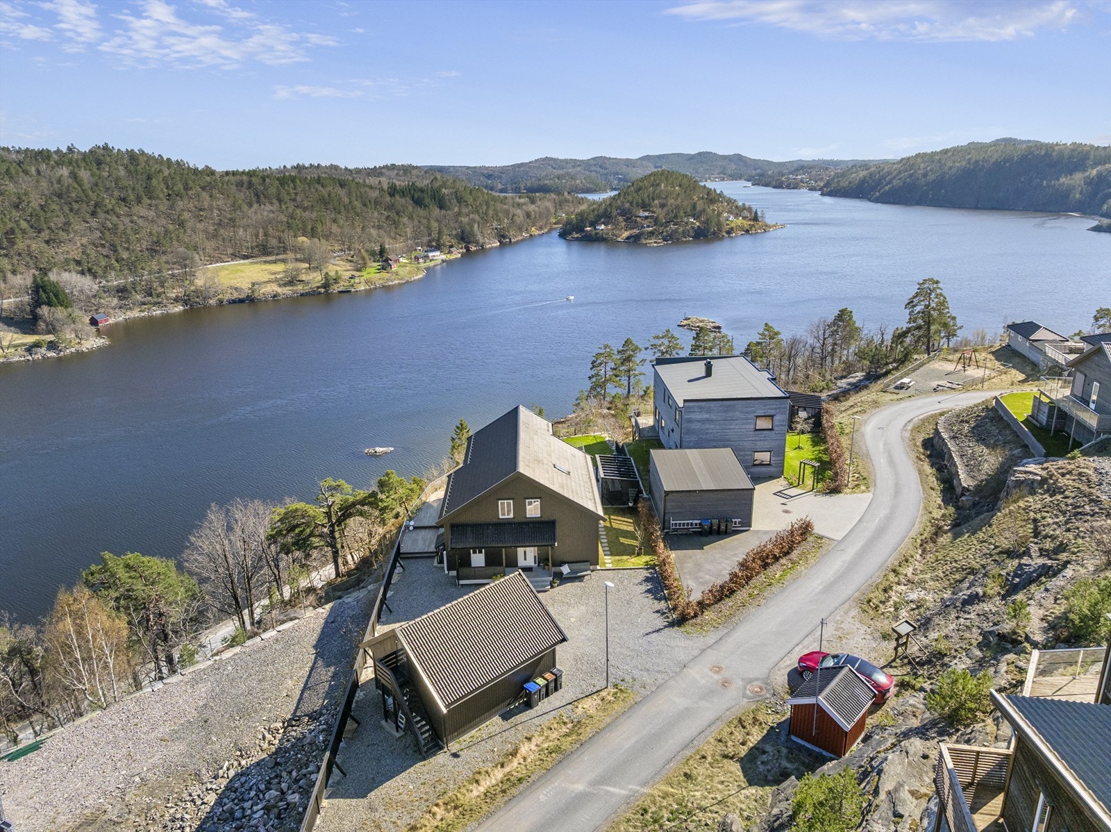 Området byr på rike muligheter for friluftsliv, med nærhet til både Tvedestrand badepark og Raet nasjonalpark bl.a. Galleribilde