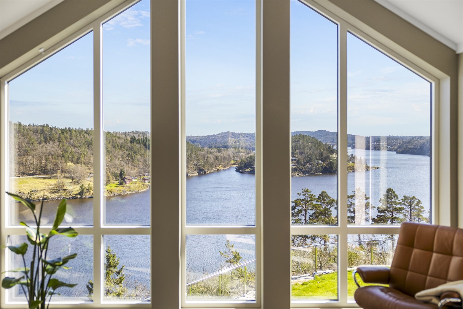 Her kan du følge med på båtlivet i Tvedestrandsfjorden rett fra stuevinduet. Galleribilde