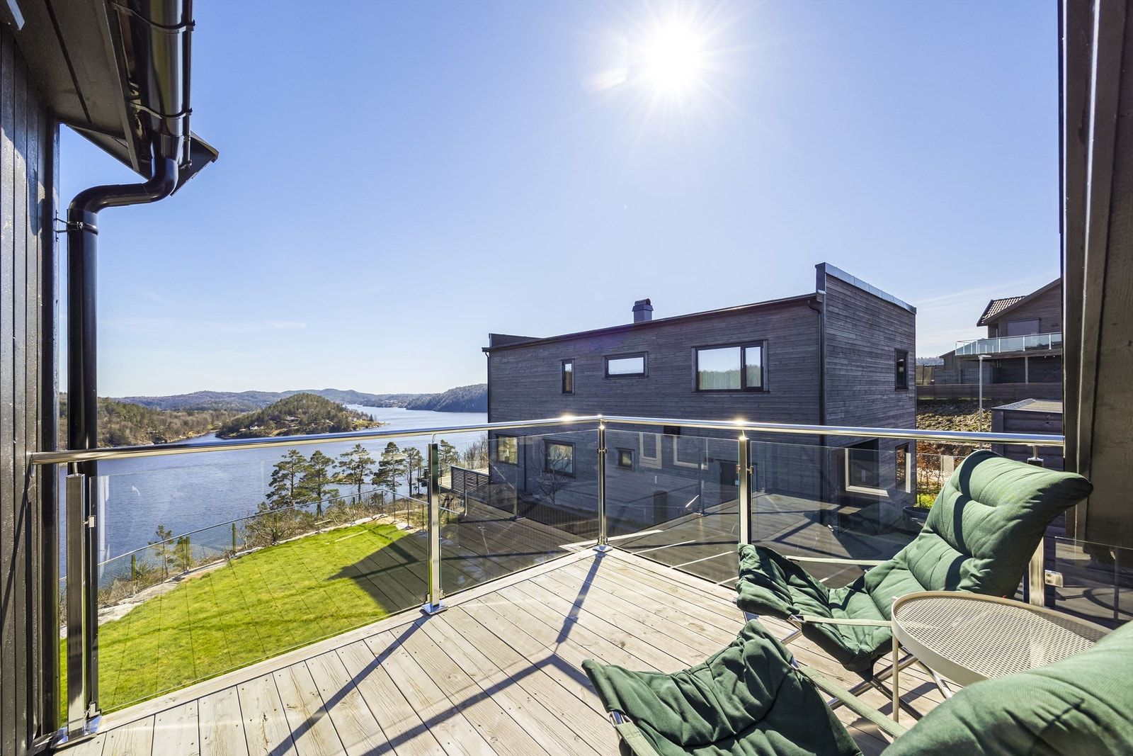 Balkongen på 7 m² har plass til en liten sittegruppe. Galleribilde