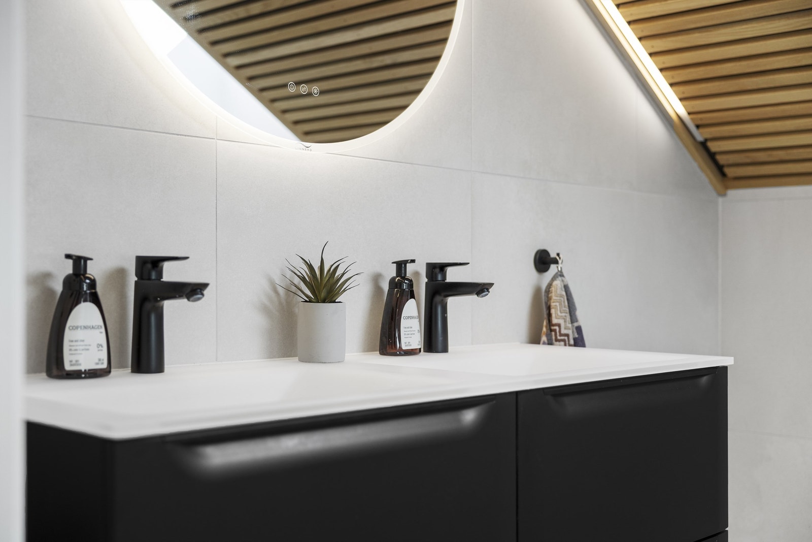 Badet på loftet har vannbåren gulvvarme for ekstra komfort. Galleribilde