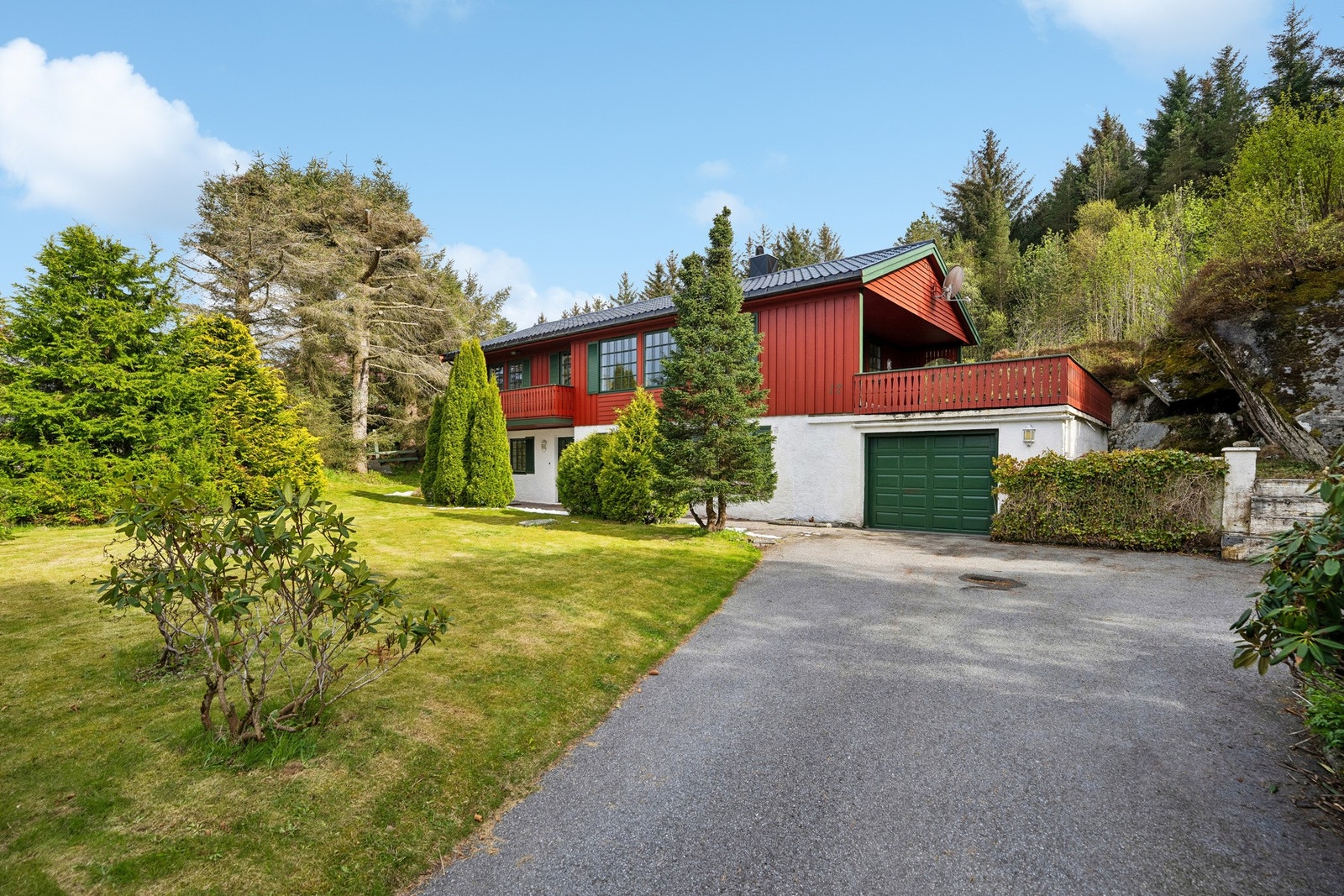 Velholdt enebolig med integrert garasje, fine uteområder og gode parkeringsmuligheter. Galleribilde