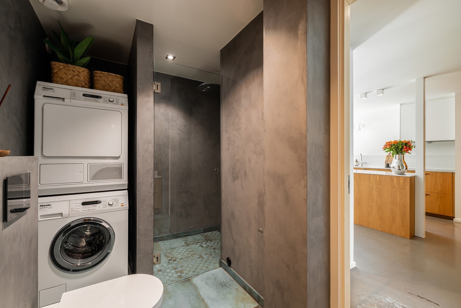 Badet har opplegg for vaskemaskin og tørketrommel, samt praktisk plassering av vaskesone Galleribilde