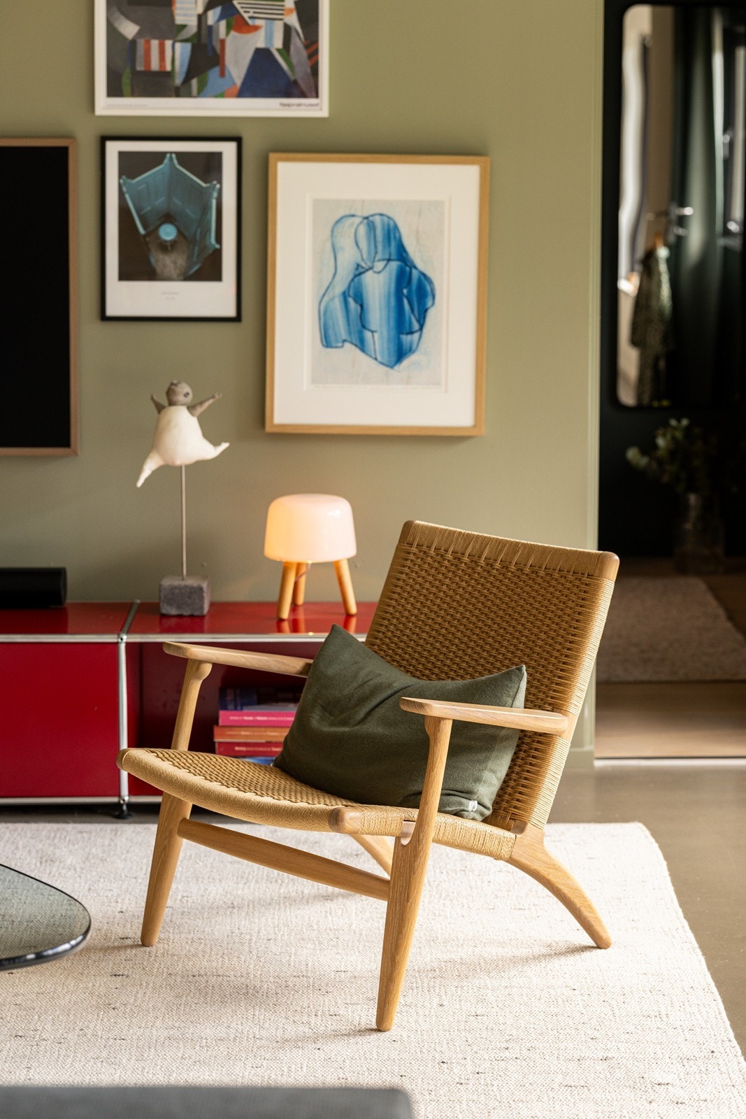 Stuen har plass til flere soner, med rom for både sofakrok og lesekrok. Galleribilde